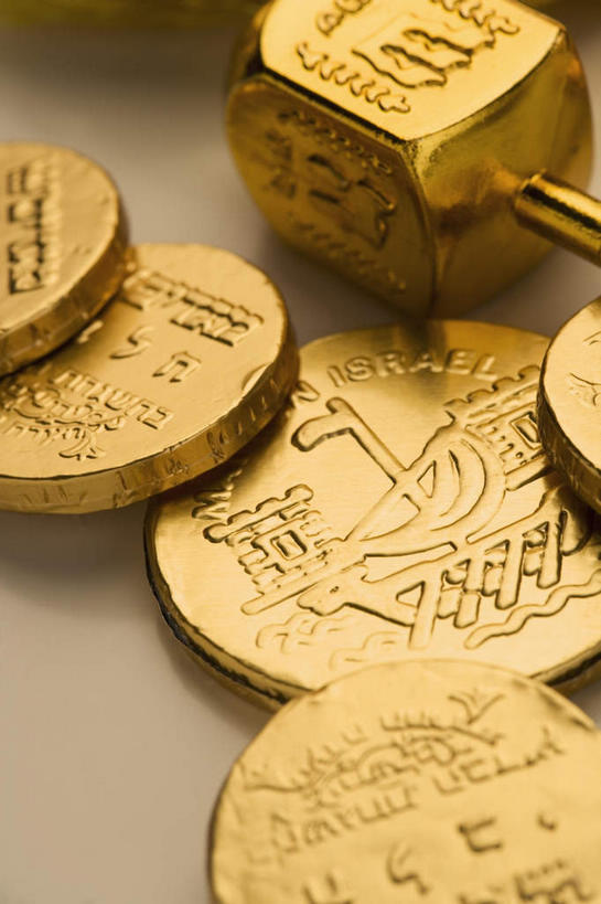 无人,竖图,俯视,室内,特写,白天,爱情,奢侈,游戏,钱,静物,珠宝,节日,庆祝,金属,钱币,玩,文化,娱乐,黄金,一个,陀螺,祈祷,庆典,休闲,健康,益智,许愿,金融,摄影,宗教,信仰,影棚,经济,单个,活动,纪念,昂贵,祈求,贵重,发泄,消遣,智力,坚定,流通,贸易,信念,犹太教,光明节,宣泄,陀罗,干乐,冰尜,打老牛,独乐,贵金属,约定,宝贵,挑筋教,平安,货币,现金,硬币,玩耍,嬉戏,彩图,高角度拍摄,影棚拍摄,拍摄,金子