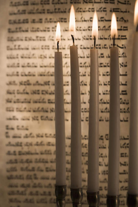 无人,竖图,室内,特写,白天,正面,静物,蜡烛,书籍,一排,阴影,节日,整齐,光线,火焰,影子,烛光,烛台,燃烧,文化,排列,点燃,祈祷,健康,许愿,摄影,宗教,信仰,影棚,纪念,祈求,队列,经书,犹太教,经籍,犹太教灯台,犹太教九灯烛台,再献圣殿节灯台,挑筋教,平安,书,图书,彩图,影棚拍摄,拍摄