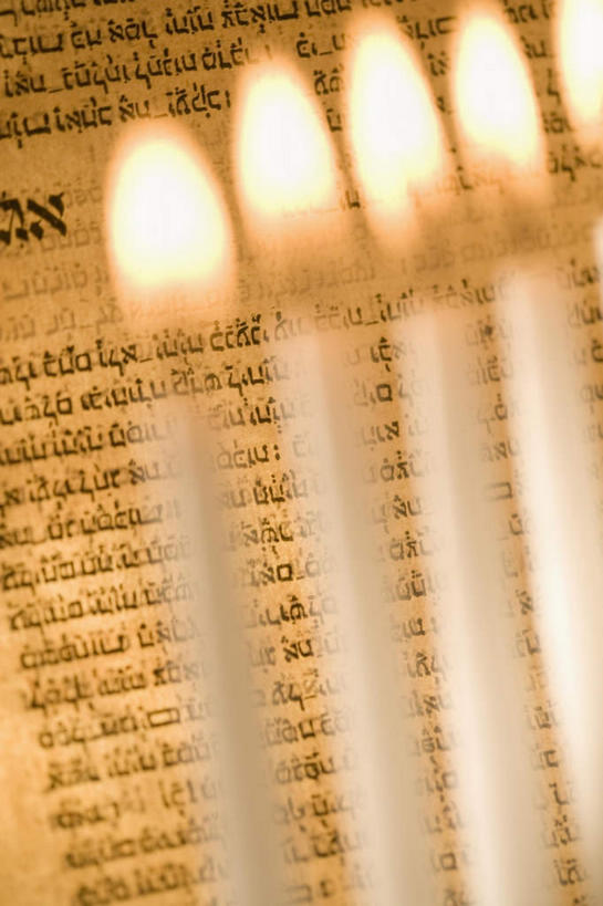 无人,竖图,室内,特写,白天,正面,静物,蜡烛,书籍,一排,阴影,节日,朦胧,模糊,整齐,光线,火焰,影子,烛光,烛台,燃烧,文化,排列,点燃,祈祷,健康,许愿,摄影,宗教,信仰,影棚,纪念,祈求,队列,经书,犹太教,经籍,犹太教灯台,犹太教九灯烛台,再献圣殿节灯台,挑筋教,平安,书,图书,彩图,影棚拍摄,拍摄