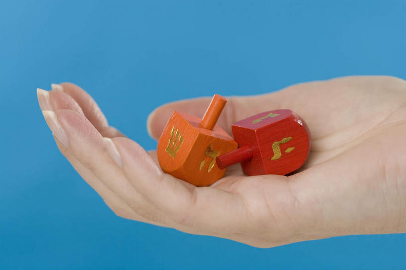 西方人,手,一个人,捧,横图,室内,特写,白天,正面,游戏,欧洲,欧洲人,仅一个年轻女性,仅一个女性,仅一个人,蓝色背景,节日,庆祝,玩,文化,娱乐,两个,红色,陀螺,祈祷,庆典,休闲,健康,手部,橙色,益智,许愿,摄影,宗教,信仰,影棚,活动,纪念,单手,祈求,发泄,消遣,智力,犹太教,光明节,宣泄,陀罗,干乐,冰尜,打老牛,独乐,挑筋教,平安,年轻女性,女人,女性,白种人,端,端着,捧着,手捧,玩耍,嬉戏,半身,彩图,影棚拍摄,拍摄