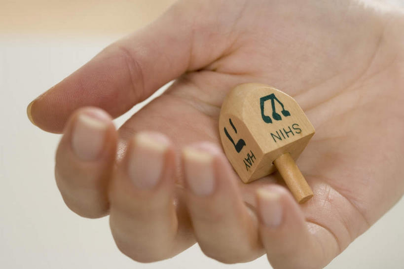 西方人,手,一个人,捧,横图,俯视,室内,特写,白天,游戏,欧洲,欧洲人,仅一个年轻女性,仅一个女性,仅一个人,节日,庆祝,玩,文化,娱乐,一个,陀螺,祈祷,庆典,休闲,健康,手部,益智,许愿,摄影,宗教,信仰,影棚,单个,活动,纪念,单手,祈求,发泄,消遣,智力,犹太教,光明节,宣泄,陀罗,干乐,冰尜,打老牛,独乐,挑筋教,平安,年轻女性,女人,女性,白种人,端,端着,捧着,手捧,玩耍,嬉戏,半身,彩图,高角度拍摄,影棚拍摄,拍摄