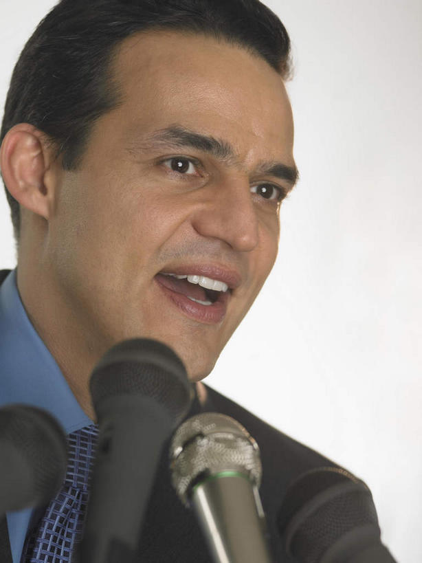 西方人,脸,头,脸颊,一个人,站,竖图,室内,白天,白色背景,正面,衬衫,西装,欧洲,欧洲人,仅一个男性,仅一个人,套装,正装,领带,注视,职业装,肩膀,仅一个年轻男性,话筒,观察,看,演讲,站着,媒体,摄影,影棚,报告,观看,司仪,察看,麦克风,象征,演说,庄重,关注,扩音器,广播,身份,宣传,主持人,传声器,主持,正式,地位,微音器,节目主持人,鼓动,讲演,男人,男性,年轻男性,白种人,头部,脸部,脸蛋,面部,站立,半身,彩图,影棚拍摄,衬衣,拍摄