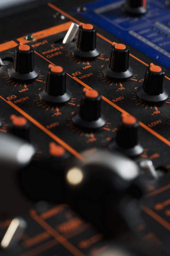 无人,竖图,俯视,室内,特写,白天,零件,电路,静物,一排,许多,关闭,朦胧,模糊,整齐,并列,并排,很多,加工,开关,排列,按钮,打开,放大,修饰,混合,录音棚,录音室,播音,开启,队列,广播,调音台,分配,平行,闭合,调音控制台,彩图,高角度拍摄