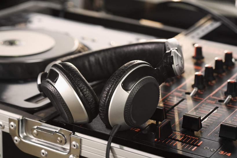 无人,横图,室内,特写,白天,正面,快乐,满意,幸福,数据,静物,朦胧,模糊,信息,光盘,光碟,音响,音乐,娱乐,存储介质,加工,耳机,享受,休闲,放松,放大,碟片,修饰,存储,混合,录音棚,录音室,舒适,播音,享乐,广播,调音台,分配,调音控制台,彩图