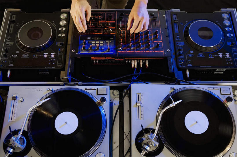 西方人,一个人,站,横图,俯视,室内,夜晚,聚会,奢侈,陶醉,夜生活,快乐,数据,欧洲,欧洲人,仅一个男性,仅一个人,信息,唱片,音乐,音乐播放器,旋转,娱乐,存储介质,加工,仅一个年轻男性,站着,享受,休闲,放松,放大,夜店,碟片,修饰,存储,混合,家用电器,播音,广播,调音台,迪厅,夜总会,分配,黑胶唱片,扭转,留声机,调音控制台,唱片机,男人,男性,年轻男性,白种人,站立,半身,彩图,高角度拍摄,播放器,沉醉