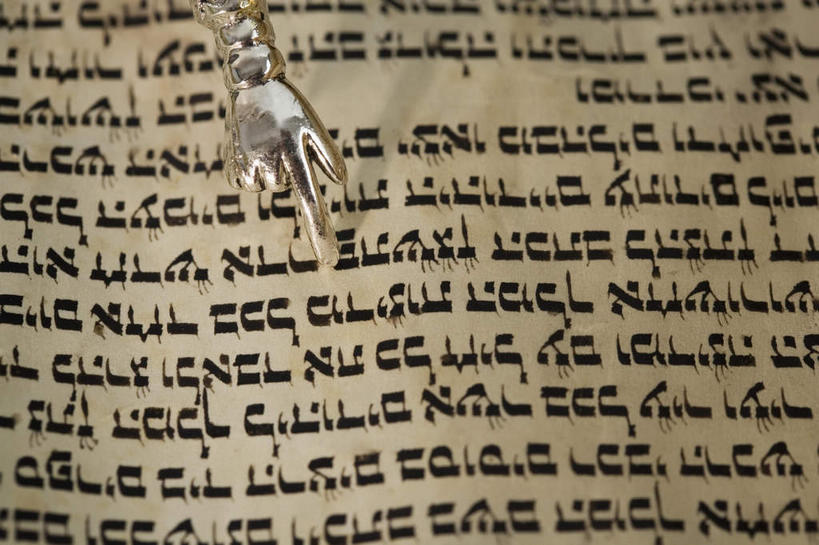 无人,横图,俯视,室内,特写,白天,静物,书籍,节日,标志,文字,字符,字母,文化,标识,祈祷,健康,许愿,宗教,信仰,纪念,祈求,经书,犹太教,经籍,挑筋教,平安,书,图书,彩图,高角度拍摄