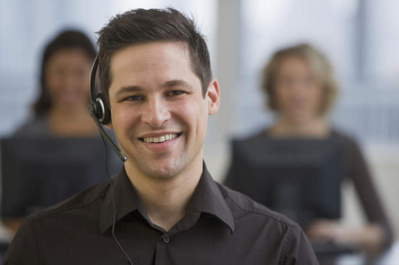 西方人,三个人,同事,商务人士,商务男性,商务女性,办公室,笑,微笑,露齿笑,横图,室内,白天,正面,衬衫,通讯,成功,合作,团队,集体,信心,客服,电脑,显示器,鼠标,键盘,窗户,欧洲,欧洲人,套装,朦胧,模糊,网络,信息,话务员,注视,输入设备,通讯设备,队伍,玻璃窗,耳机,耳麦,话筒,观察,看,台式电脑,服务,通信,观看,协调,察看,麦克风,领导,头戴式耳麦,成就,关注,销售,通信设备,商务装,合伙,领袖,工薪阶层,输出设备,客服人员,电话销售,接待员,男人,男性,年轻男性,年轻女性,女人,女性,白种人,白领,接线员,上班族,半身,彩图,衬衣,头戴式耳机