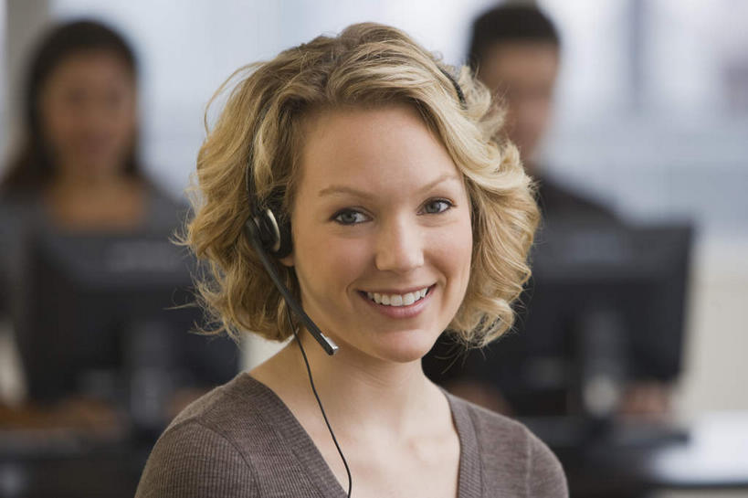 西方人,三个人,同事,商务人士,商务男性,商务女性,办公室,笑,微笑,露齿笑,横图,室内,白天,正面,衬衫,通讯,成功,合作,团队,集体,信心,客服,电脑,显示器,鼠标,键盘,窗户,欧洲,欧洲人,套装,朦胧,模糊,网络,信息,话务员,注视,输入设备,通讯设备,队伍,玻璃窗,耳机,耳麦,话筒,观察,看,台式电脑,服务,通信,观看,协调,察看,麦克风,领导,头戴式耳麦,成就,关注,销售,通信设备,商务装,合伙,领袖,工薪阶层,输出设备,客服人员,电话销售,接待员,男人,男性,年轻男性,年轻女性,女人,女性,白种人,白领,接线员,上班族,半身,彩图,衬衣,头戴式耳机