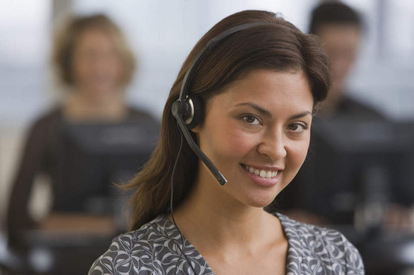 西方人,三个人,同事,商务人士,商务男性,商务女性,办公室,笑,微笑,露齿笑,横图,室内,白天,正面,衬衫,通讯,成功,合作,团队,集体,信心,客服,电脑,显示器,鼠标,键盘,窗户,欧洲,欧洲人,套装,朦胧,模糊,网络,信息,话务员,注视,输入设备,通讯设备,队伍,玻璃窗,耳机,耳麦,话筒,观察,看,台式电脑,服务,通信,观看,协调,察看,麦克风,领导,头戴式耳麦,成就,关注,销售,通信设备,商务装,合伙,领袖,工薪阶层,输出设备,客服人员,电话销售,接待员,男人,男性,年轻男性,年轻女性,女人,女性,白种人,白领,接线员,上班族,半身,彩图,衬衣,头戴式耳机