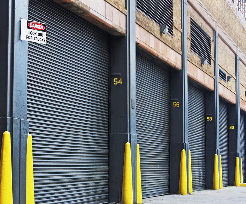 无人,码头,横图,室外,白天,正面,门,港口,一排,整齐,英文,标志,文字,字符,字母,墙,仓库,标识,墙壁,墙面,排列,门框,卷帘门,英文字母,队列,彩图,摆渡口,埠头,渡口,渡头,港湾,海港,货运码头,口岸,商港