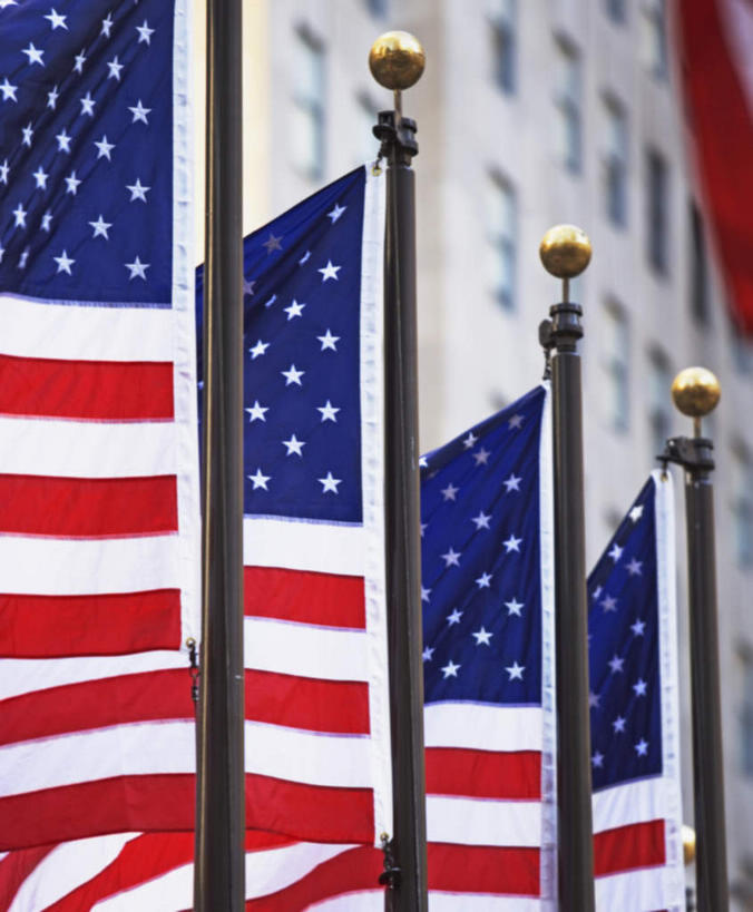 无人,家,竖图,室外,白天,仰视,度假,美景,别墅,城市风光,城市,旗帜,国旗,美国,一排,条纹,整齐,飘扬,房屋,屋子,景观,星星,公寓,娱乐,洋房,楼房,星条旗,住宅,排列,红色,白色,享受,休闲,星形,景色,放松,美国国旗,飘逸,北美,北美洲,队列,飞扬,美洲,五角形,北亚美利加洲,亚美利加洲,旗,五角星,彩图,低角度拍摄,房子,美利坚合众国国旗,四面