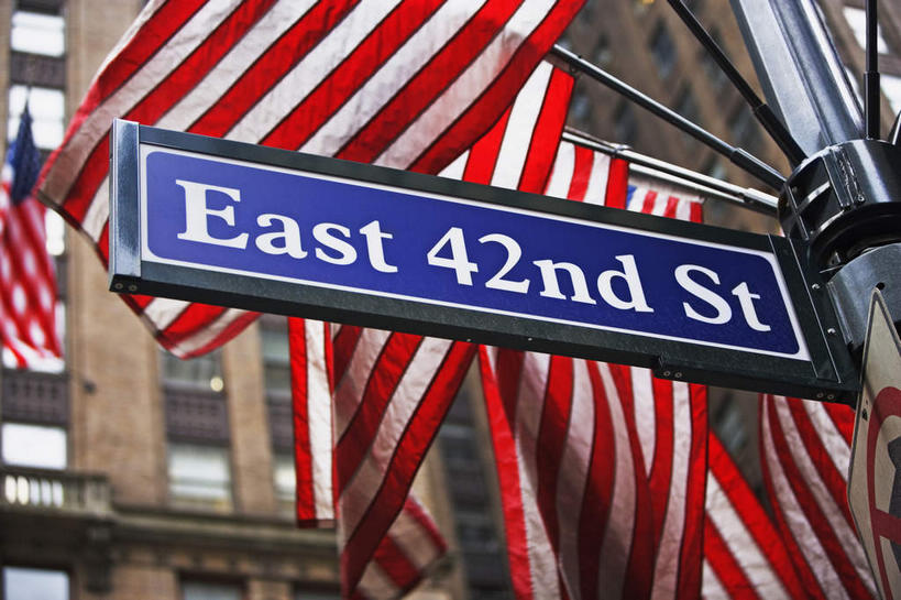 无人,家,广场,横图,室外,白天,仰视,度假,美景,窗户,城市风光,城市,旗帜,国旗,纽约,美国,英文,标志,数字,文字,字符,字母,房屋,墙,屋子,景观,公寓,曼哈顿,娱乐,标识,洋房,楼房,星条旗,玻璃窗,墙壁,墙面,住宅,享受,休闲,景色,放松,美国国旗,阿拉伯数字,英文字母,时代广场,北美,北美洲,美洲,纽约州,帝国之州,帝国州,时报广场,纽约时报广场,北亚美利加洲,亚美利加洲,旗,彩图,低角度拍摄,房子,美利坚合众国国旗,曼哈顿岛