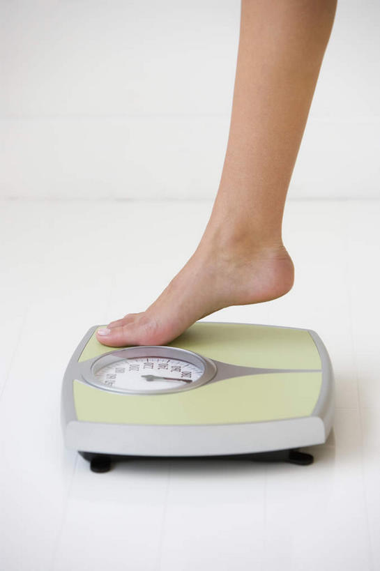 西方人,腿部,脚,脚趾,脚趾甲,腿,一个人,竖图,俯视,室内,特写,白天,白色背景,仪器,欧洲,欧洲人,仅一个年轻女性,仅一个女性,仅一个人,阴影,反射,影子,生活,光脚,踩,一个,踩着,健康,赤脚,摄影,影棚,单个,单脚,衡量,体重,计量,衡器,健康秤,年轻女性,女人,女性,白种人,脚指甲,秤,体重秤,半身,彩图,高角度拍摄,影棚拍摄,拍摄