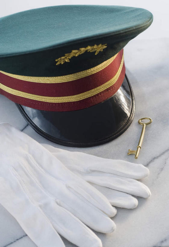 无人,竖图,俯视,室内,特写,白天,白色背景,安全,静物,帽子,阴影,反射,影子,防护,白色,手套,摄影,军帽,影棚,保护,保险,保全,周全,安稳,安定,一顶,防护手套,平安,彩图,高角度拍摄,影棚拍摄,拍摄