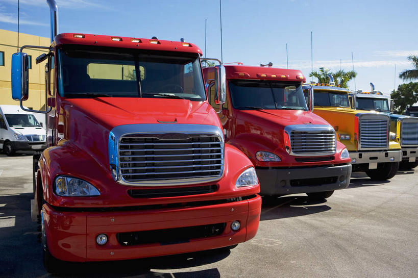 无人,横图,室外,白天,正面,安全,植物,窗户,镜子,卡车,汽车,照明,一排,阴影,整齐,反射,光线,影子,云,云朵,云彩,玻璃窗,车,灯,树,树木,排列,蓝色,绿色,白云,蓝天,天空,阳光,自然,车窗,灯具,交通工具,天,后视镜,生长,晴朗,成长,照亮,镜像,生命,镜面,照明设备,队列,载具,前照灯,前大灯,车前灯,四辆,光学,侧视镜,晴空,彩图