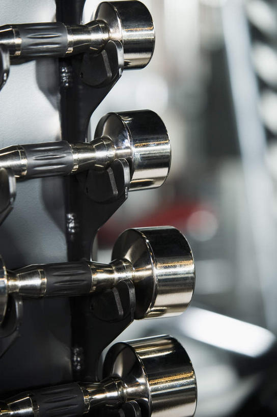 无人,健身房,竖图,俯视,室内,特写,白天,静物,哑铃,一排,阴影,朦胧,模糊,整齐,反射,影子,运动器械,排列,四个,健身器械,队列,健身器材,彩图,高角度拍摄,健身馆,运动器材