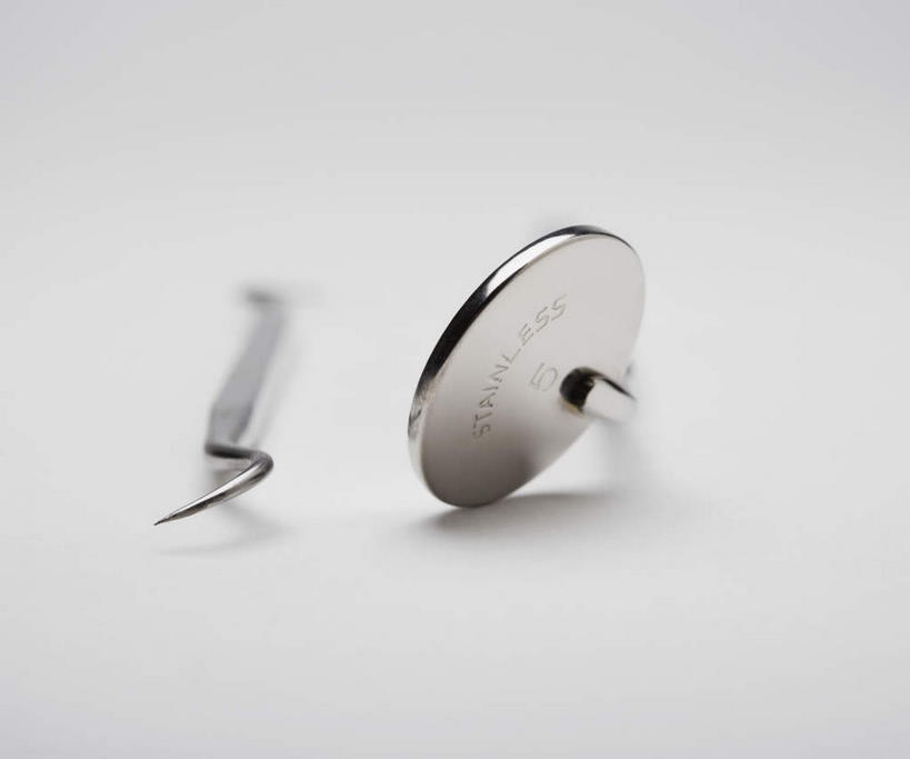 无人,竖图,俯视,室内,特写,白天,白色背景,镜子,静物,阴影,朦胧,模糊,反射,钩子,影子,摄影,影棚,镜像,镜面,牙科,反射镜,光学,彩图,高角度拍摄,影棚拍摄,拍摄