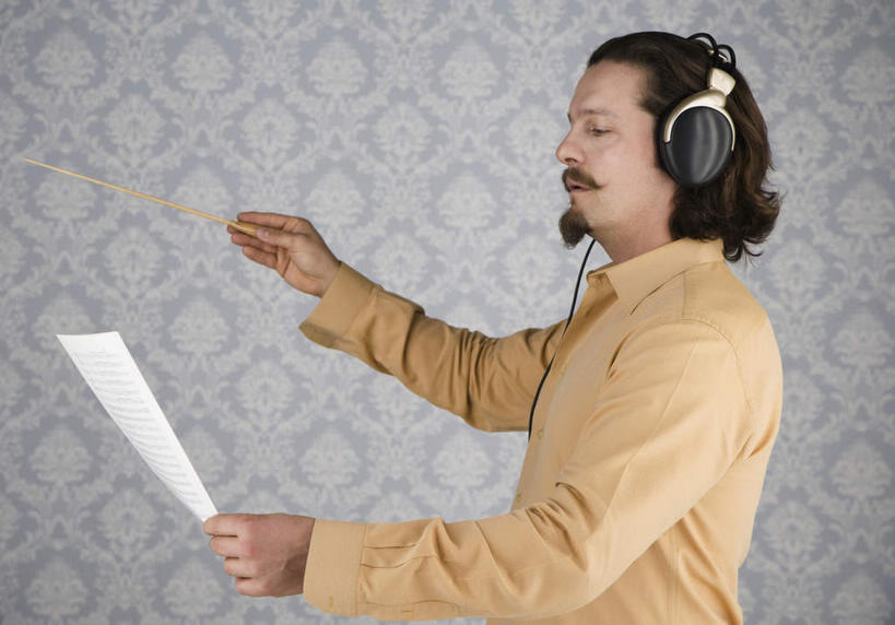 西方人,一个人,站,闭眼,竖图,室内,白天,侧面,快乐,满意,幸福,壁纸,书籍,欧洲,欧洲人,仅一个男性,仅一个人,仅一个中年男性,握,阴影,花纹,服装,反射,棒子,影子,墙,乐谱,五线谱,音响,指挥棒,音乐,拿,指挥,拿着,休闲装,娱乐,墙壁,墙面,衣服,灰色,耳机,站着,享受,休闲,休闲服,放松,握着,服饰,节奏,舒适,享乐,节拍,音符,符头,符干,符尾,乐章,男人,男性,中年男性,白种人,墙纸,闭眼睛,闭着眼,闭着眼睛,站立,半身,彩图,短小,棍棒