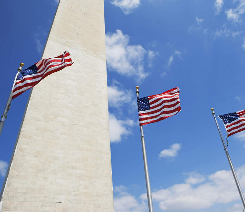 无人,横图,室外,白天,仰视,旅游,度假,石头,标志建筑,地标,建筑,旗帜,国旗,美国,一排,阴影,整齐,光线,石子,影子,柱子,纪念碑,纪念馆,首都,娱乐,建设,星条旗,排列,蓝色,蓝天,天空,阳光,天,享受,休闲,旅游胜地,放松,美国国旗,晴朗,北美,北美洲,队列,美洲,华盛顿特区,华盛顿纪念碑,万里无云,华盛顿哥伦比亚特区,华府,华盛顿纪念塔,北亚美利加洲,亚美利加洲,旗,石块,晴空,晴空万里,彩图,低角度拍摄,美利坚合众国国旗