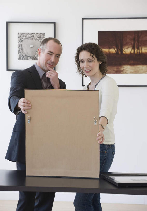 西方人,两个人,伙伴,朋友,商务人士,商务女性,博物馆,站,竖图,室内,白天,正面,绘画,友谊,合作,团队,油画,欧洲,欧洲人,握,套装,研究,艺术,墙,古典,教育,拿,拿着,注视,文化,墙壁,墙面,工艺品,观察,看,品味,站着,战略,握着,观看,展览,三幅,美术,察看,高雅,关注,欣赏,挂画,商务装,陈列,工薪阶层,美学,联合,合谋,典藏,配合,协作,男人,男性,女人,女性,中年男性,中年女性,白种人,白领,上班族,站立,半身,彩图