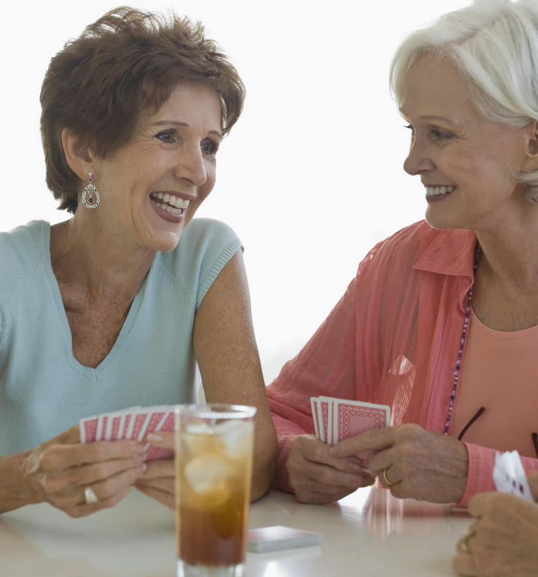 西方人,两个人,伙伴,朋友,坐,笑,微笑,露齿笑,竖图,室内,白天,正面,游戏,友谊,赌博,贪欲,幸福,竞争,茶,杯子,扑克牌,纸牌,玩具,扑克,欧洲,欧洲人,握,服装,冰,冰块,茶叶,一杯,拿,玩,拿着,注视,休闲装,娱乐,冷冻,刺激,玻璃制品,衣服,水杯,观察,看,享受,休闲,温馨,休闲服,放松,寒冷,乐趣,握着,服饰,冷藏,观看,活动,察看,冰冷,提神,舒适,发泄,关注,消遣,智力,赌具,醒脑,投机,侥幸,欲望,宣泄,保鲜,友情,老年女性,女人,女性,白种人,玻璃杯,玩耍,嬉戏,坐着,半身,彩图,胜负,输赢