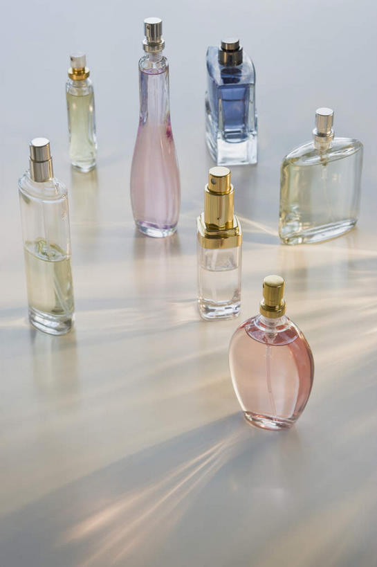 无人,竖图,俯视,室内,特写,白天,白色背景,时尚,静物,许多,阴影,芳香,香气,反射,影子,玻璃制品,排列,玻璃瓶,瓶子,品味,香水,摄影,影棚,优雅,气味,高雅,芬芳,除臭,摆列,彩图,高角度拍摄,影棚拍摄,拍摄,布列,分列