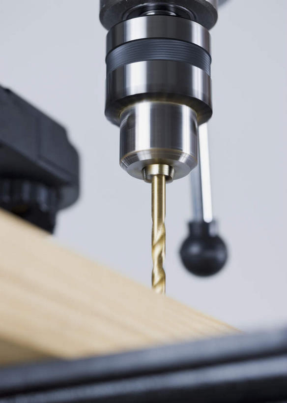 无人,竖图,室内,特写,白天,仰视,静物,阴影,朦胧,模糊,反射,木材,影子,木柴,木料,电钻,手电钻,电动工具,彩图,低角度拍摄