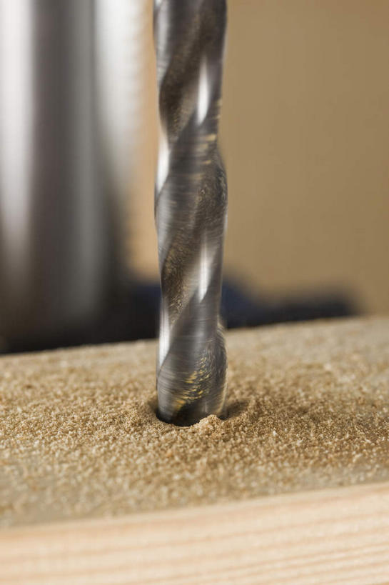 无人,竖图,室内,特写,白天,正面,静物,阴影,朦胧,模糊,反射,木制,木屑,影子,木制品,电钻,钻头,碎屑,手电钻,电动工具,刨花,彩图