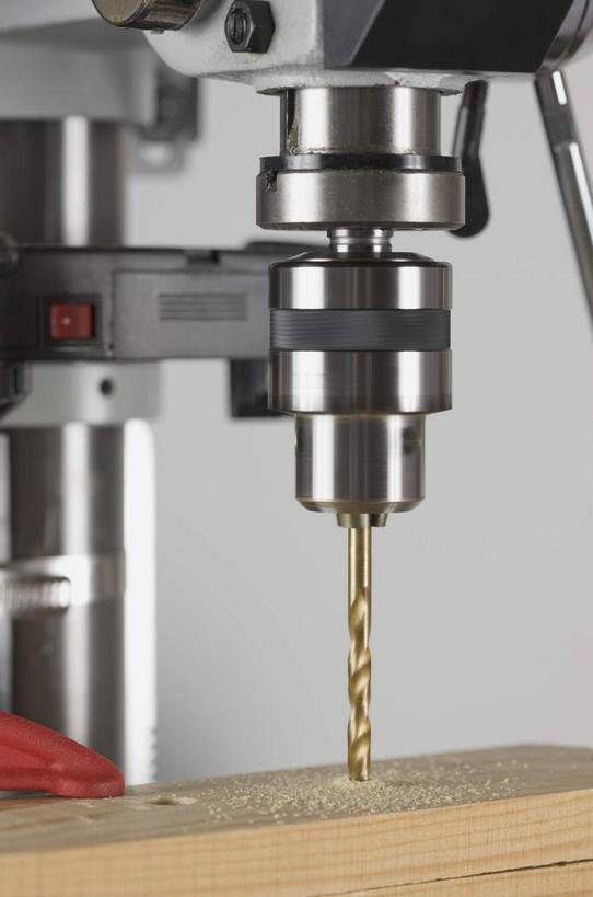 无人,竖图,室内,特写,白天,正面,静物,阴影,朦胧,模糊,反射,木制,木屑,影子,木制品,电钻,钻头,碎屑,手电钻,电动工具,刨花,彩图