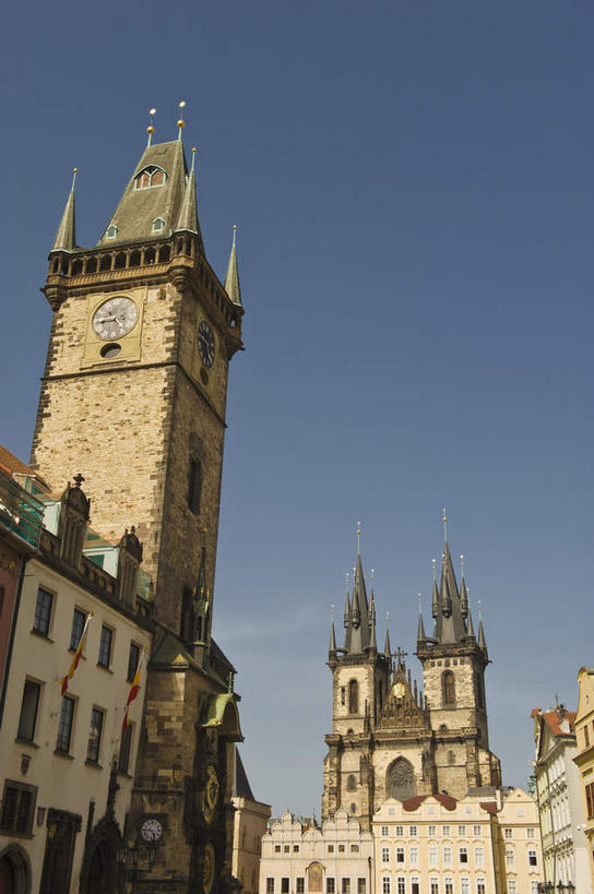 无人,教堂,竖图,室外,白天,仰视,旅游,度假,标志建筑,地标,建筑,欧洲,捷克,阴影,节日,光线,影子,首都,文化,娱乐,建设,蓝色,蓝天,天空,阳光,天,祈祷,享受,休闲,健康,旅游胜地,放松,许愿,宗教,信仰,晴朗,纪念,祈求,信念,中欧,捷克共和国,万里无云,旧城广场,布拉格广场,布拉格,瓦茨拉夫广场,布拉格旧城广场,布拉格老城广场,平安,晴空,晴空万里,彩图,低角度拍摄,大教堂,礼拜堂