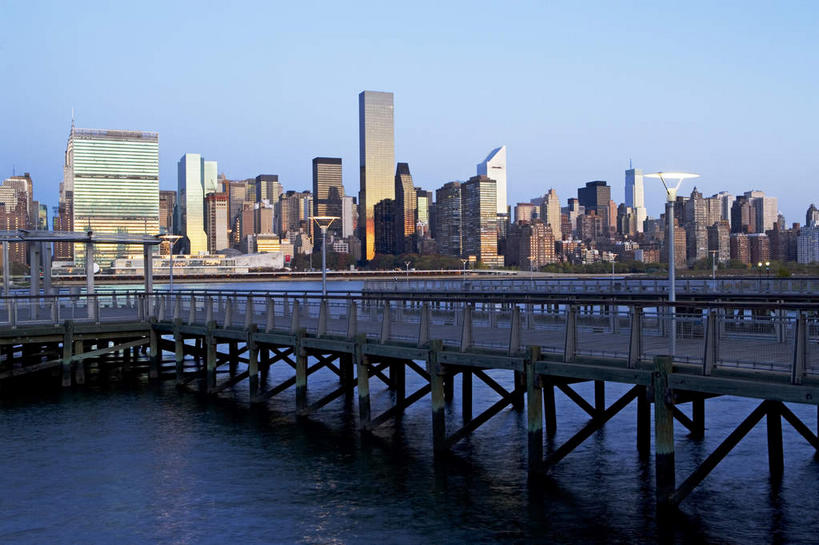 无人,高楼大厦,横图,全景,室外,白天,正面,度假,河流,美景,水,天际线,城市风光,标志建筑,城市,大桥,大厦,地标,建筑,立交桥,摩天大楼,桥梁,纽约,美国,阴影,光线,影子,河水,景观,水流,高架,建筑群,斜拉桥,桥,曼哈顿,娱乐,建设,蓝色,蓝天,天空,阳光,天,享受,休闲,景色,放松,晴朗,北美,北美洲,美洲,联合国总部,纽约州,万里无云,帝国之州,帝国州,北亚美利加洲,亚美利加洲,联合国大厦,晴空,晴空万里,彩图,大楼,高层建筑,高楼,摩天楼,曼哈顿岛