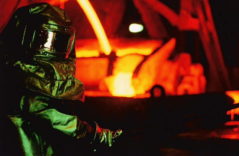 西方人,一个人,机修工,工厂,站,横图,室内,白天,正面,工作服,制服,热情,安全,火,欧洲,欧洲人,仅一个男性,仅一个人,火焰,防护,燃烧,注视,工人,仅一个年轻男性,观察,看,站着,观看,保护,察看,关注,面罩,锅炉,保险,保全,周全,安稳,安定,工作制服,汽锅,平安,男人,男性,年轻男性,白种人,机械师,机修工人,站立,半身,彩图,工作套服,工地,制造厂,电焊面罩