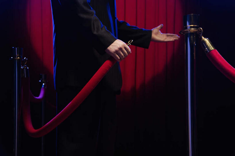 西方人,手,一个人,警卫,栏杆,站,横图,室内,特写,白天,侧面,衬衫,西装,欧洲,欧洲人,双手,仅一个男性,仅一个人,仅一个中年男性,握,阴影,套装,正装,光线,影子,围栏,灯光,领带,拿,拿着,职业装,护栏,站着,手部,握着,帷幕,帷幔,幕布,幕帘,保镖,帷幔布,保镳,男人,男性,中年男性,白种人,站立,半身,彩图,衬衣,挂绳礼宾杆,栏杆柱,礼宾带,礼宾杆,礼宾杆围栏,礼宾栏,礼宾绳,礼宾柱,追光