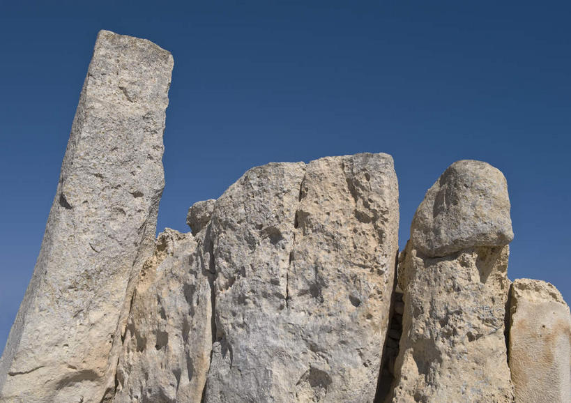 无人,横图,室外,特写,白天,仰视,旅游,度假,石头,名胜古迹,标志建筑,地标,建筑,欧洲,马耳他,阴影,遗迹,光线,石子,影子,古迹,文物,娱乐,建设,古建筑,蓝色,蓝天,天空,阳光,天,享受,休闲,旅游胜地,放松,晴朗,古文明,万里无云,马耳他共和国,石块,岩石,晴空,晴空万里,彩图,低角度拍摄,巨石庙,马耳他巨石庙,马耳他巨石神庙