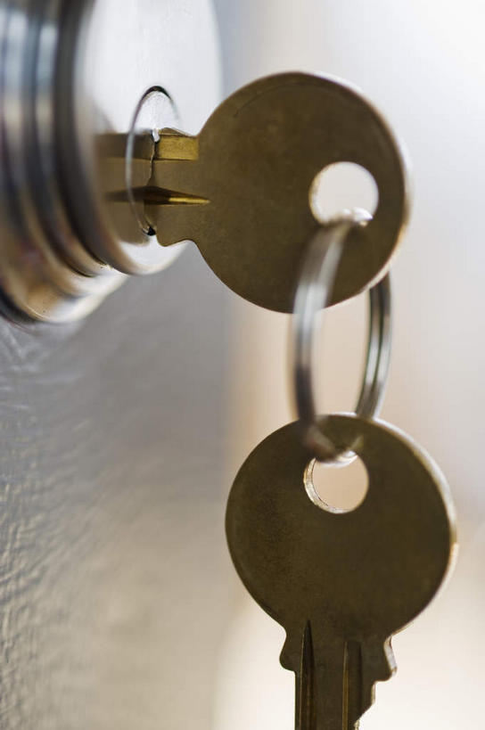 无人,竖图,室内,特写,白天,正面,安全,门,静物,连接,阴影,朦胧,模糊,反射,影子,防护,钥匙圈,锁,门框,保护,保险,私密,钥匙环,保全,周全,安稳,安定,防盗,贯穿,连结,衔接,串连,平安,彩图