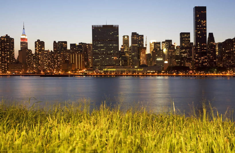 无人,高楼大厦,横图,全景,室外,白天,正面,度假,草地,草坪,河流,美景,日落,水,天际线,植物,城市风光,标志建筑,城市,大厦,地标,建筑,摩天大楼,纽约,美国,阴影,光线,影子,河水,景观,水流,晚霞,霞光,落日,建筑群,灯光,曼哈顿,娱乐,建设,草,绿色,黄昏,享受,休闲,景色,彩霞,放松,北美,北美洲,美洲,联合国总部,纽约州,帝国之州,帝国州,北亚美利加洲,亚美利加洲,夕照,联合国大厦,夕阳,彩图,大楼,高层建筑,高楼,摩天楼,曼哈顿岛,斜阳
