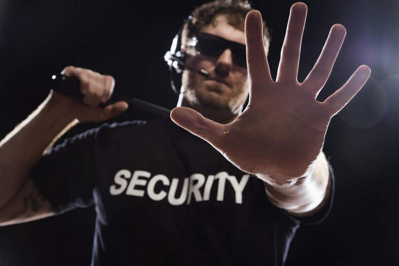 西方人,一个人,警察,警卫,站,横图,室外,夜晚,仰视,工作服,制服,通讯,竞争,客服,欧洲,欧洲人,仅一个男性,仅一个人,仅一个中年男性,对抗,握,阴影,朦胧,模糊,冲突,光线,信息,英文,标志,墨镜,文字,眼镜,影子,字符,字母,灯光,拿,话务员,拿着,注视,破坏,标识,骑,耳机,耳麦,话筒,太阳镜,太阳眼镜,观察,看,扛,站着,武器,遮阳镜,战争,服务,握着,通信,观看,英文字母,协调,损坏,察看,麦克风,头戴式耳麦,张开五指,攻击,威胁,对立,关注,矛盾,兵器,销售,防御,警棍,客服人员,电话销售,敌对,挫败,斗争,抗拒,抗衡,杀伤,威慑,工作制服,接待员,扛在肩上,骑在肩上,危险,男人,男性,中年男性,白种人,保安,接线员,警卫员,看守,卫兵,站立,半身,彩图,低角度拍摄,工作套服,ASP警棍,ASP战术警棍,五指张开,头戴式耳机