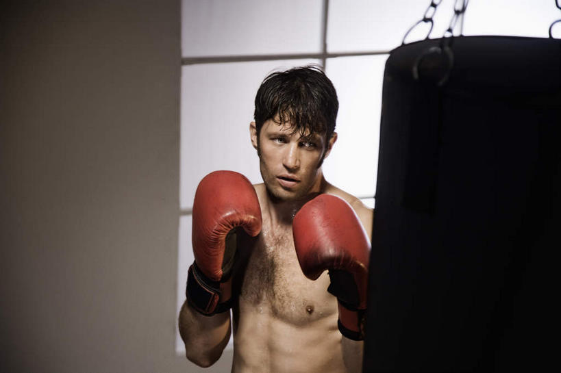 西方人,一个人,拳击手,站,横图,室内,白天,正面,锻炼,安全,比赛,运动,拳击,窗户,欧洲,欧洲人,仅一个男性,仅一个人,仅一个中年男性,吊挂,悬挂,墙,防护,拳击手套,挂,注视,运动器械,裸露,玻璃窗,墙壁,墙面,灰色,手套,观察,看,站着,健身器械,观看,保护,察看,关注,沙袋,裸,保险,健身器材,拳击袋,保全,周全,安稳,安定,防护手套,平安,体育,男人,男性,中年男性,白种人,拳击家,拳击运动员,站立,半身,彩图,健身,运动器材