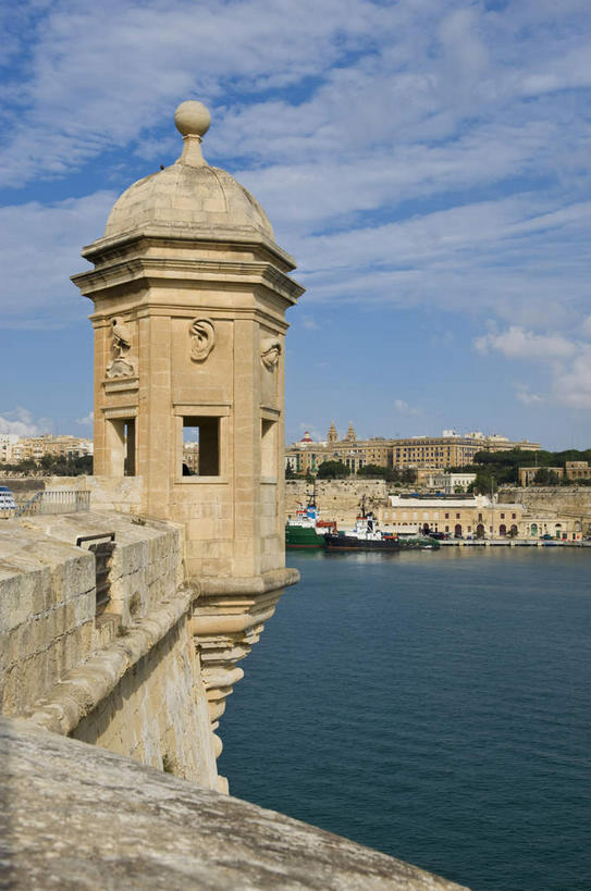 无人,竖图,室外,白天,正面,旅游,度假,河流,名胜古迹,水,标志建筑,地标,建筑,欧洲,马耳他,阴影,遗迹,光线,影子,堡垒,城堡,河水,水流,云,云朵,云彩,古迹,文物,娱乐,建设,古建筑,蓝色,白云,蓝天,天空,阳光,天,享受,休闲,旅游胜地,放松,晴朗,要塞,古文明,马耳他共和国,设防,晴空,彩图