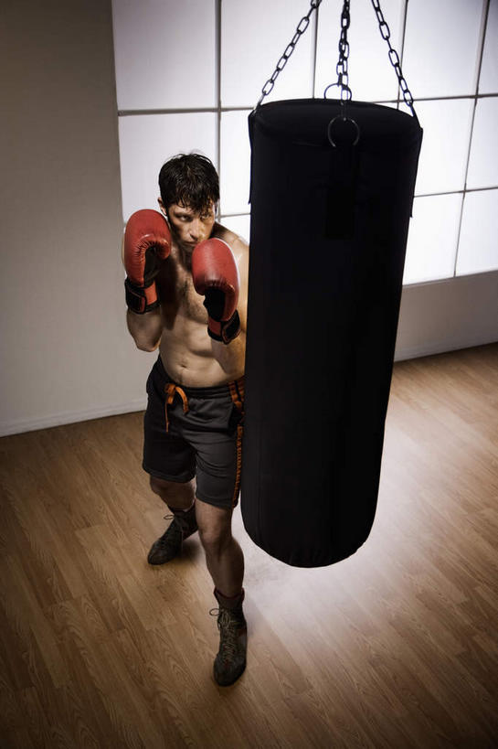 西方人,肌肉,健壮,一个人,拳击手,体育馆,运动场,站,竖图,俯视,室内,白天,锻炼,比赛,运动,拳击,窗户,地板,欧洲,欧洲人,仅一个男性,仅一个人,仅一个中年男性,吊挂,悬挂,墙,地面,挂,注视,体育场,裸露,木地板,玻璃窗,墙壁,墙面,观察,看,站着,健康,活力,力量,击打,观看,青春,察看,强壮,关注,沙包,裸,运动馆,体育,男人,男性,中年男性,白种人,拳击家,拳击运动员,站立,彩图,高角度拍摄,全身,健身