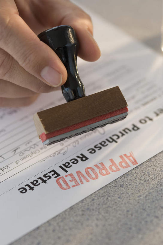 西方人,手,一个人,竖图,俯视,室内,特写,白天,欧洲,欧洲人,仅一个男性,仅一个人,仅一个中年男性,握,阴影,反射,材料,档案,文件,影子,办公用品,表格,拿,拿着,文具,资料,手部,握着,单手,印章,办公设备,文具用品,盖章,通过,文档,签署,文化工具,鉴定,男人,男性,中年男性,白种人,半身,彩图,高角度拍摄