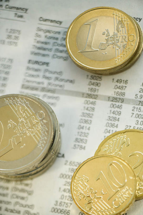 无人,竖图,俯视,室内,特写,白天,爱情,奢侈,钱,静物,珠宝,散落,金属,材料,档案,钱币,文件,汇率,黄金,资料,报表,金融,摄影,影棚,经济,昂贵,贵重,坚定,文档,流通,贸易,信念,贵金属,约定,宝贵,货币,金币,现金,硬币,彩图,高角度拍摄,影棚拍摄,拍摄,金子