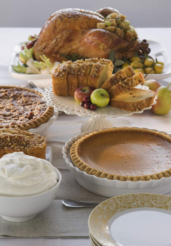 面食,无人,竖图,俯视,室内,特写,白天,烹饪,西餐,餐桌,桌面,桌子,鸡,餐具,阴影,装饰,反射,叉子,碟子,盘,影子,陶瓷,料理,食品,面点,陶瓷制品,火鸡,烤肉,菜肴,美食,家禽,食物,动物,盘子,容器,碟,碗,烤鸡,西式,摄影,牲畜,佳肴,影棚,餐台,储藏,华丽,修饰,派,点缀,配菜,储存,餐叉,衬托,美观,雅致,雅观,七面鸟,吐绶鸡,南瓜派,进餐用具,彩图,高角度拍摄,影棚拍摄,拍摄,贮存