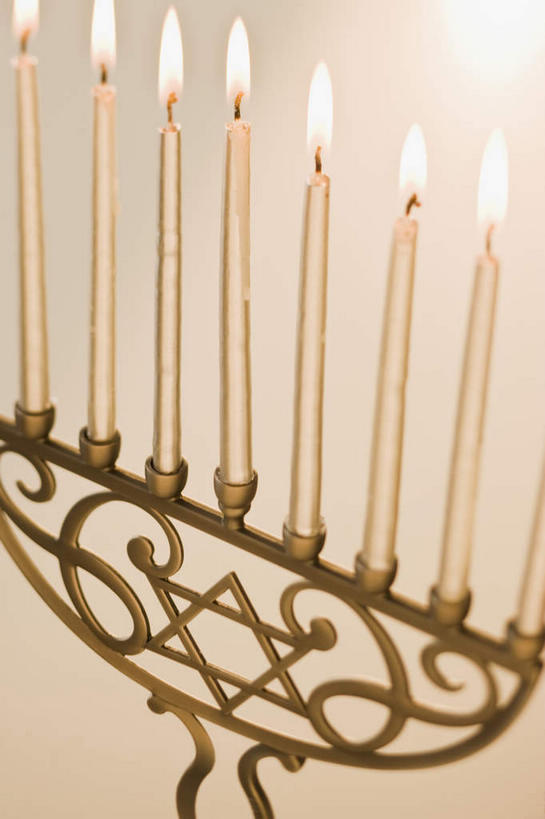 无人,竖图,俯视,室内,特写,白天,静物,蜡烛,一排,许多,阴影,黄色背景,朦胧,模糊,整齐,光线,火焰,影子,烛光,烛台,燃烧,排列,点燃,摄影,影棚,队列,犹太教灯台,犹太教九灯烛台,再献圣殿节灯台,彩图,高角度拍摄,影棚拍摄,拍摄
