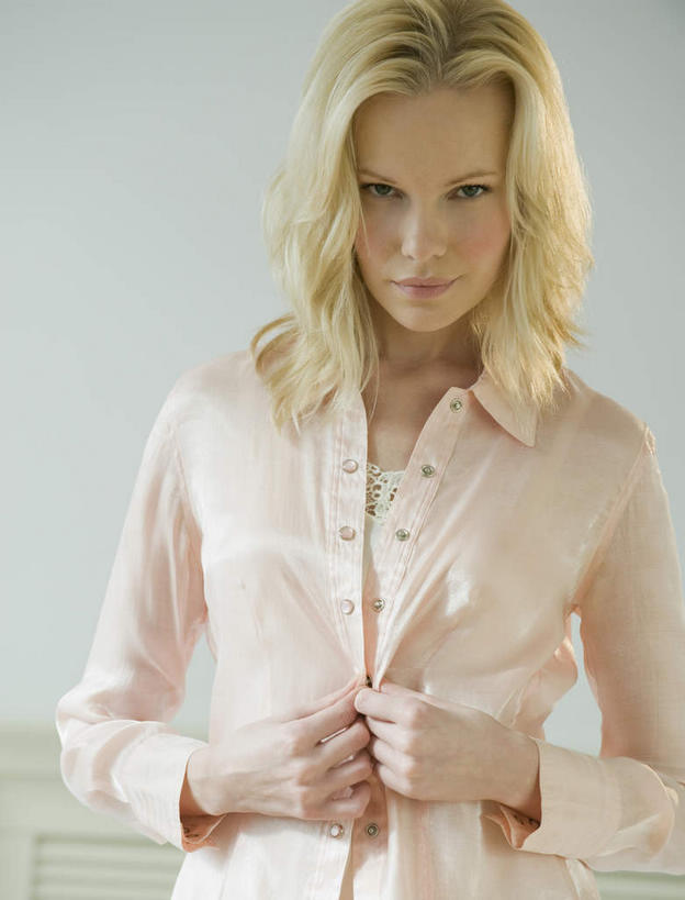 西方人,一个人,站,竖图,室内,白天,正面,床,卧室,欧洲,欧洲人,仅一个女性,仅一个人,阴影,反射,影子,双人床,床单,注视,被子,穿,白色,观察,看,站着,仅一个中年女性,睡裙,观看,察看,被单,关注,女人,女性,中年女性,白种人,长发,卷发,站立,半身,彩图,睡房,卧房