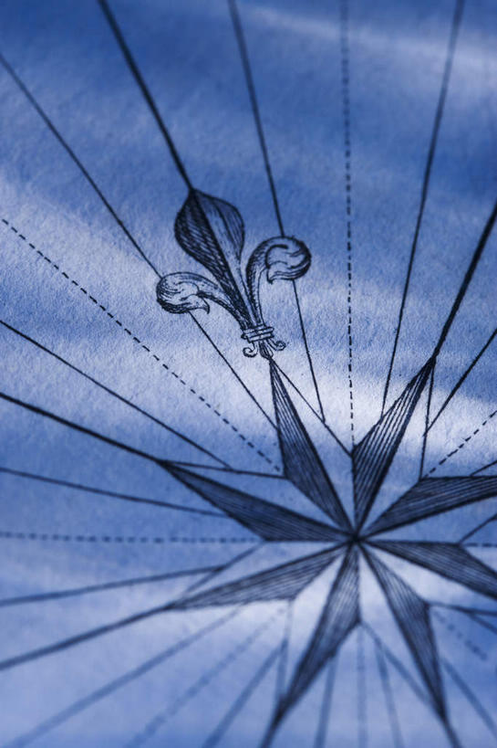 无人,竖图,俯视,室内,特写,白天,科技,海底,道路,地图,蓝色背景,科学,信息,交通,方向,历史,文化,箭头,祈祷,指示,许愿,摄影,宗教,地理,信仰,影棚,引导,指引,罗盘,祈求,吉祥,科学技术,指向,风水,司南,阴阳,发明,吉凶,吉利,晦气,不祥,倒霉,霉运,恶兆,凶险,顶针,簇,磁针,海底线,罗经,罗盘针,日圭,基准,平安,彩图,高角度拍摄,影棚拍摄,拍摄,导航,地质