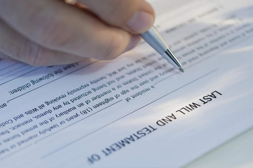 西方人,手,一个人,横图,俯视,室内,特写,白天,欧洲,欧洲人,仅一个男性,仅一个人,仅一个中年男性,握,写字,阴影,反射,笔,材料,档案,文件,影子,办公用品,表格,拿,拿着,水笔,文具,学习用品,资料,手部,握着,单手,文具用品,书写,文档,遗嘱,男人,男性,中年男性,白种人,半身,彩图,高角度拍摄,遗言