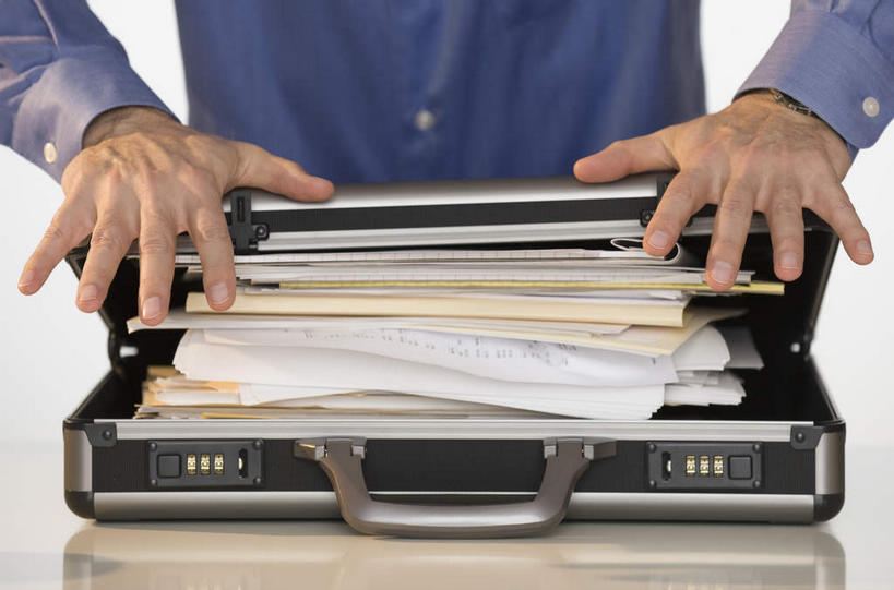 西方人,手,一个人,商务人士,商务男性,站,横图,室内,特写,白天,白色背景,正面,衬衫,欧洲,欧洲人,仅一个男性,仅一个人,仅一个中年男性,一堆,许多,堆叠,堆积,套装,包,材料,档案,公文包,文件,资料,按,站着,手部,摄影,影棚,公事包,堆,张开五指,文档,商务装,工薪阶层,充满,充溢,满盈,男人,男性,中年男性,白种人,白领,上班族,站立,半身,彩图,影棚拍摄,衬衣,拍摄,五指张开