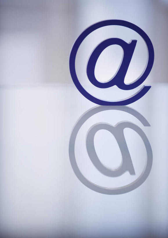 无人,竖图,室内,特写,白天,正面,科技,桌面,桌子,静物,竖立,直立,阴影,朦胧,模糊,反射,网络,信息,标志,符号,数字,文字,影子,邮件,标识,邮箱,模型,通信,创意,摄影,影棚,挺立,彩图,影棚拍摄,拍摄