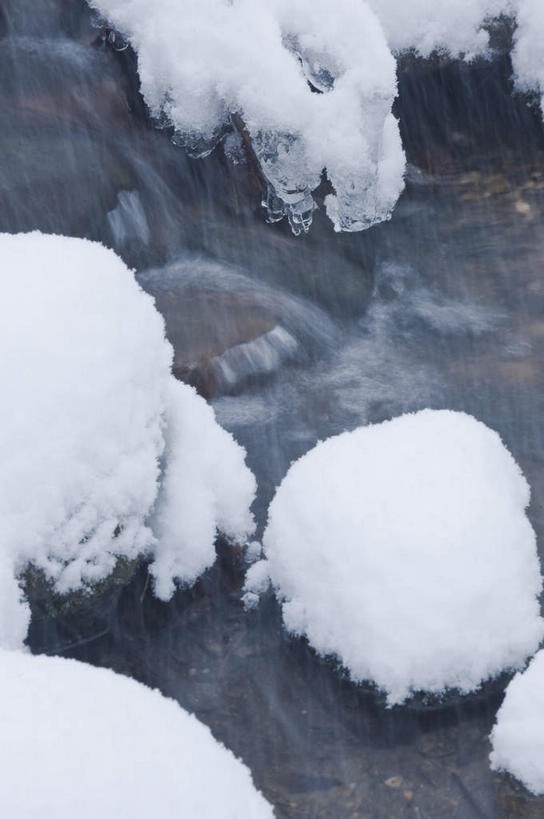 无人,竖图,俯视,室外,白天,旅游,度假,河流,石头,美景,水,雪,大雪,美国,朦胧,模糊,石子,河水,积雪,景观,水流,雪景,冬季,冬天,娱乐,小溪,自然,溪水,享受,休闲,景色,放松,寒冷,流动,北美,北美洲,自然风光,美洲,北亚美利加洲,亚美利加洲,康涅狄格,康涅狄格州,宪法之州,豆蔻之州,严寒,石块,彩图,高角度拍摄